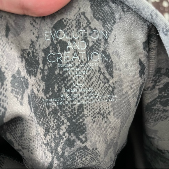 Evolution & Creation Snake Print 7/8 Leggings - Picture 5 of 5